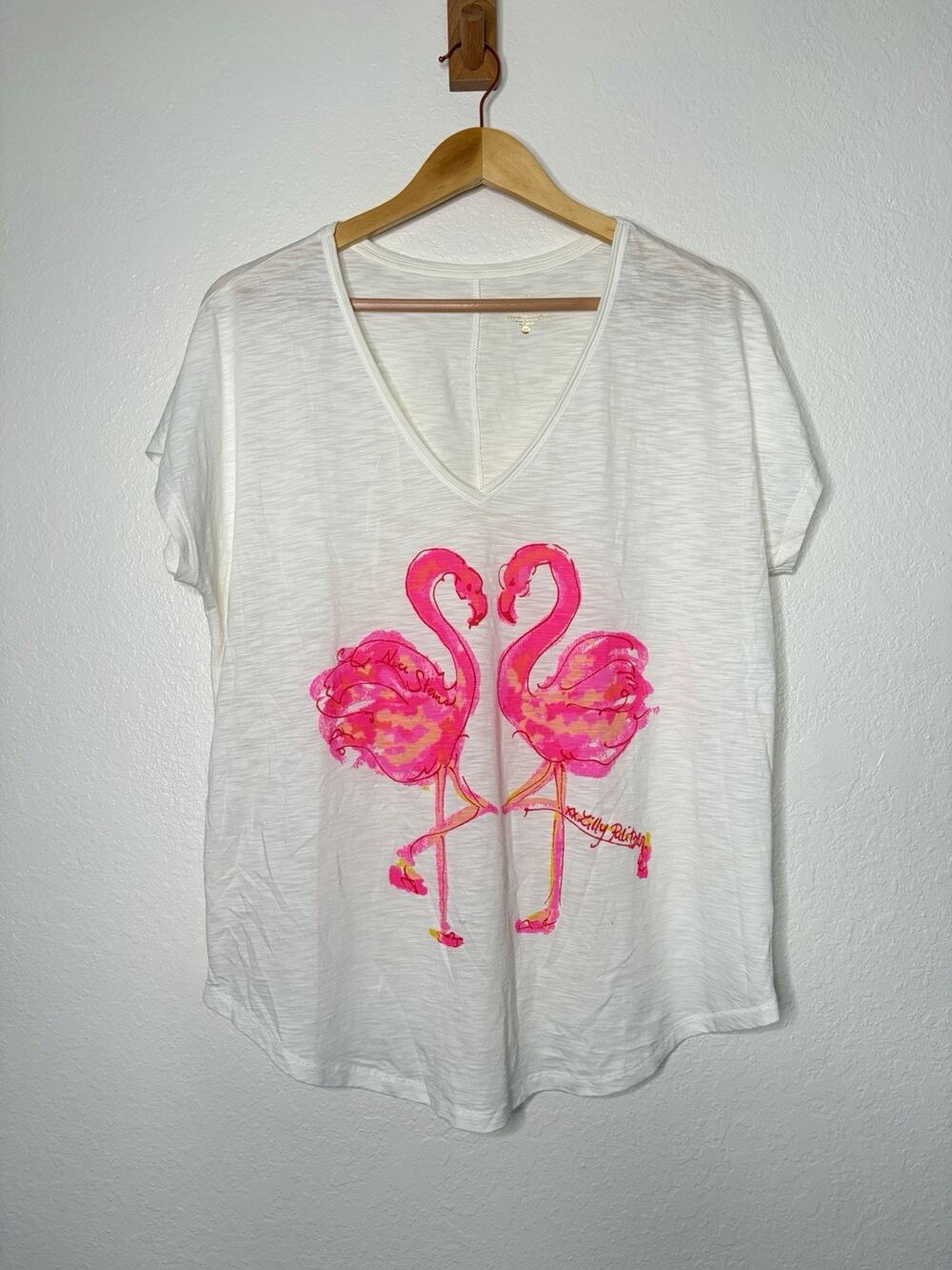 Lilly Pulitzer White Flamingo Graphic V-Neck Tee Size Medium Classic Palm Beach
